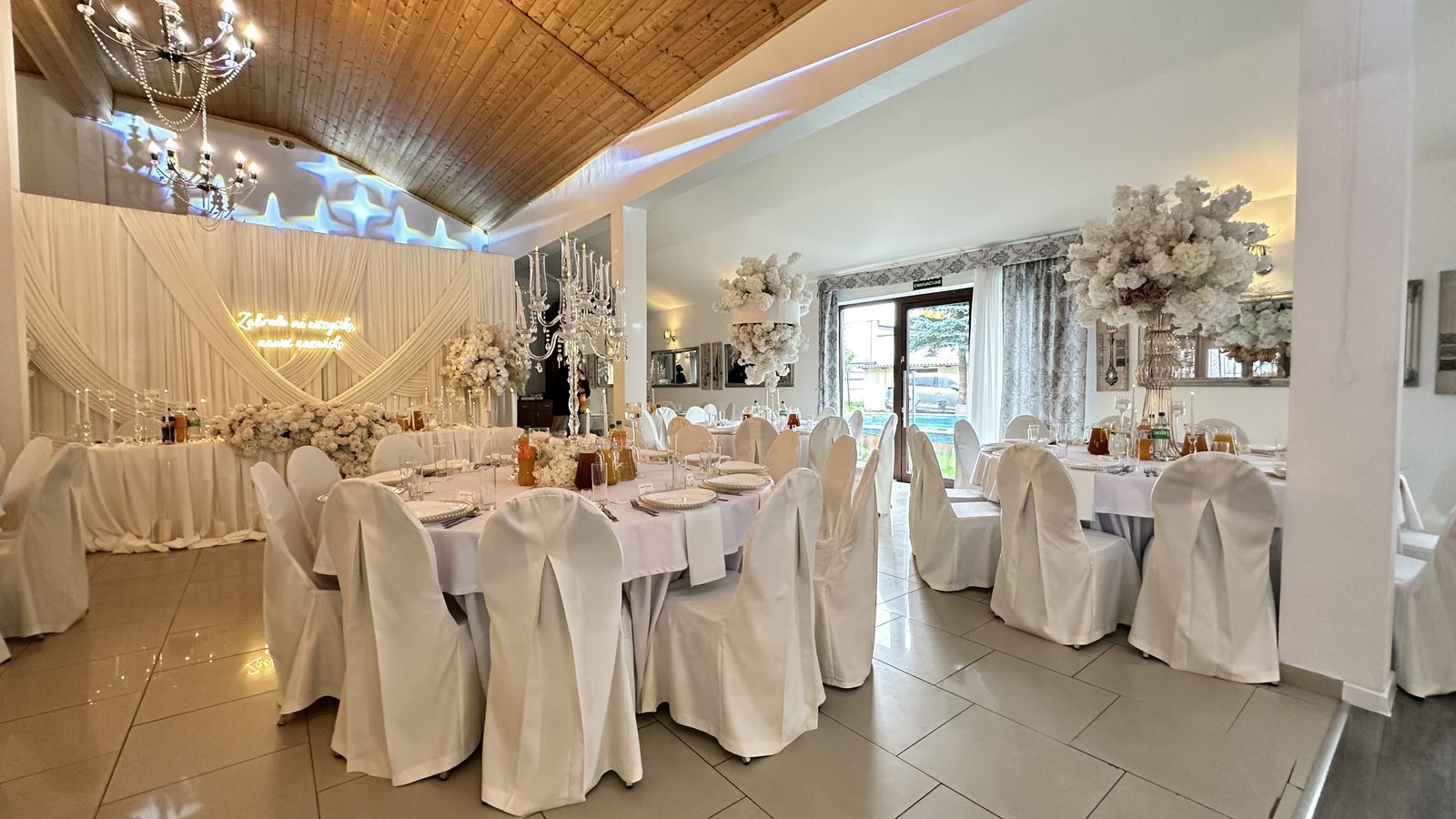Sala OPAL w bieli i glamour