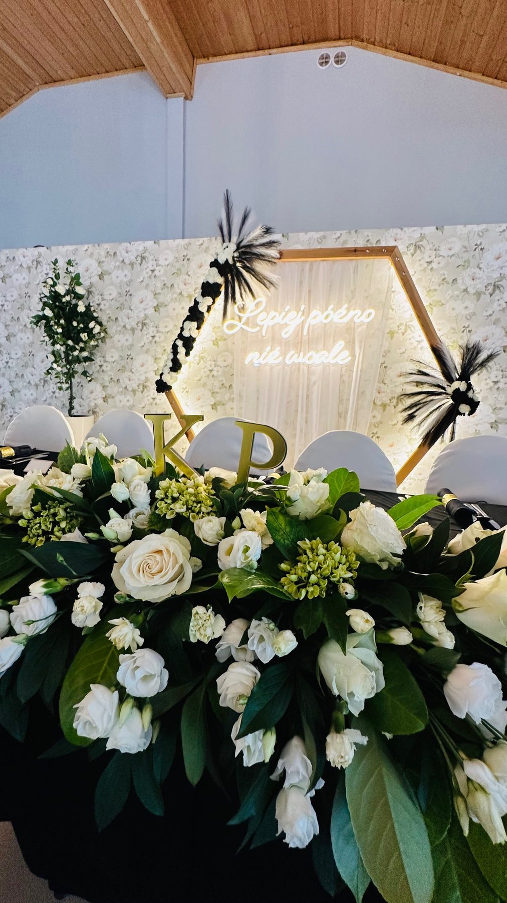 Sala Weselna OPAL Grzybowo, biała kompozycja kwiatowa