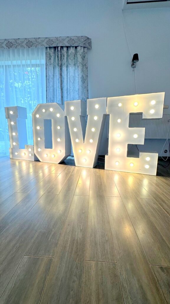 Sala Weselna OPAL Grzybowo, napis LOVE na parkiecie