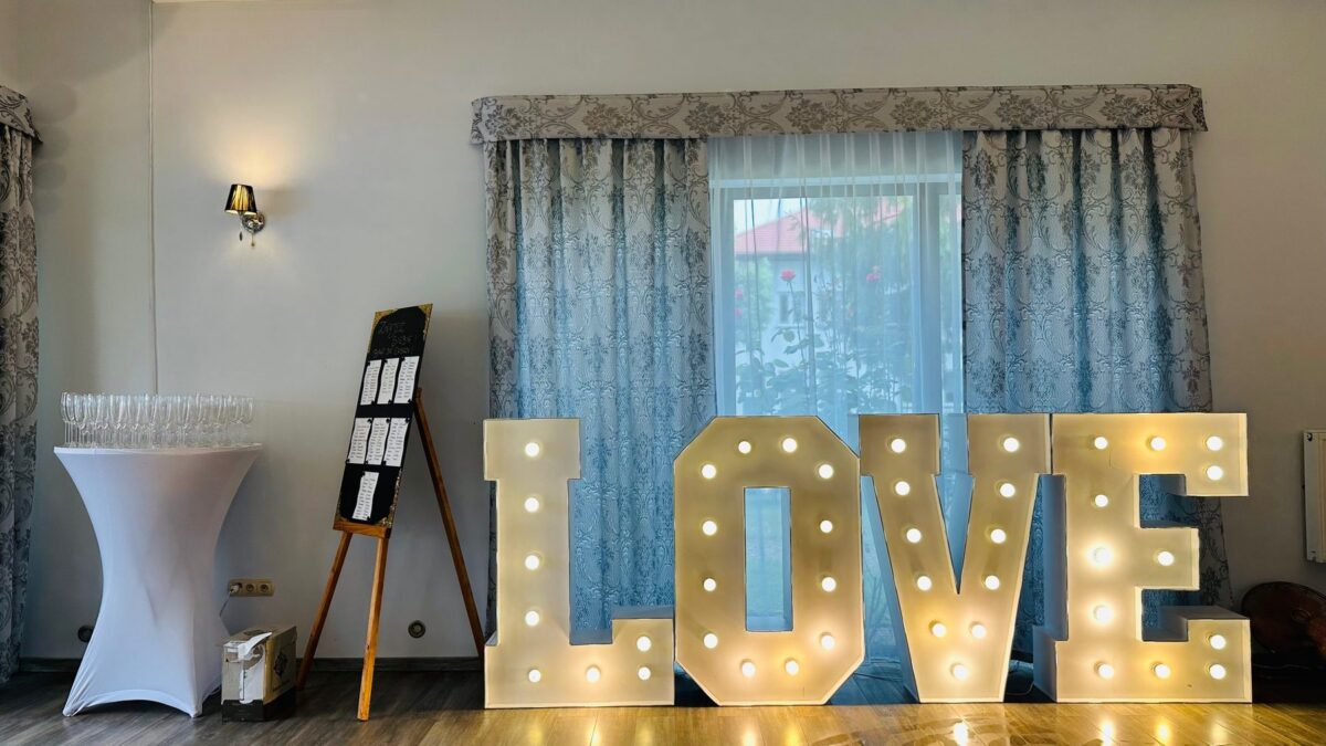 Sala Weselna OPAL Grzybowo, podświetlany napis LOVE