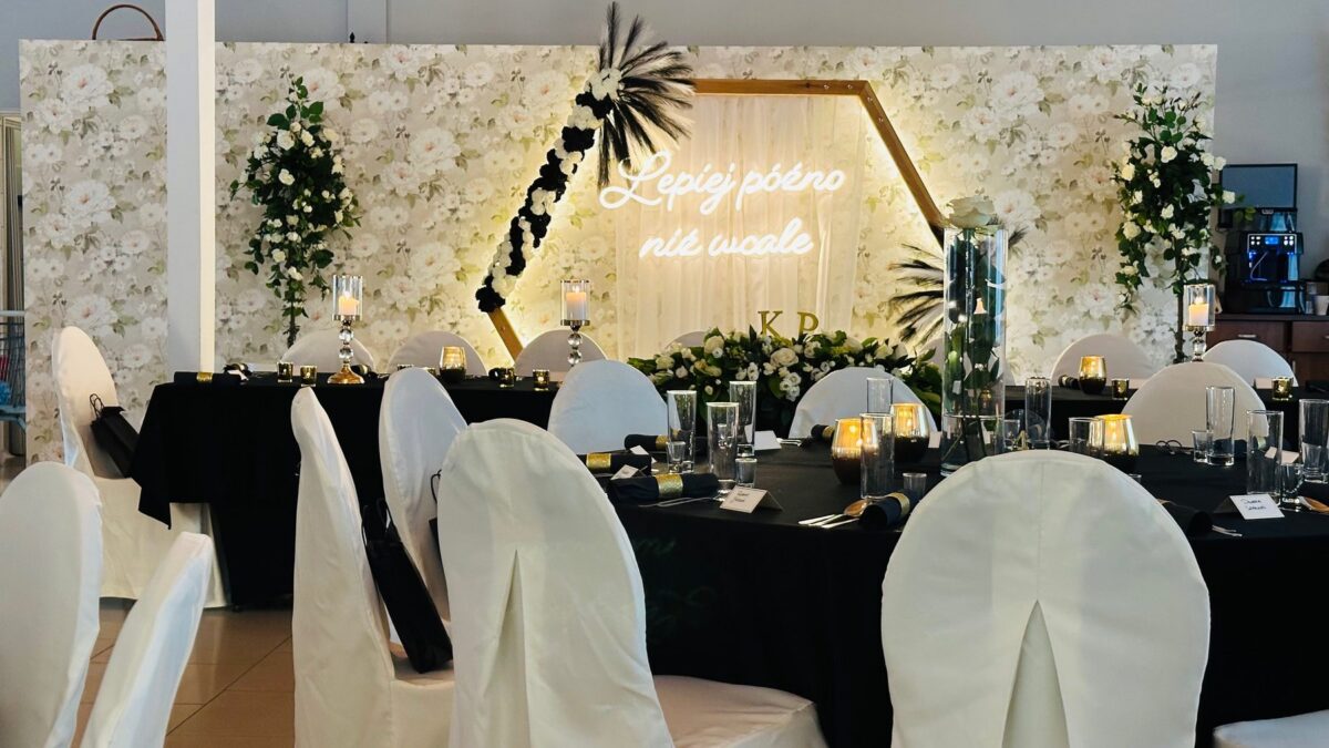 Sala Weselna OPAL Grzybowo, sala i krzesła w pokrowcach