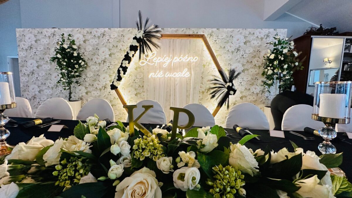 Sala Weselna OPAL Grzybowo, stół z kwiatami