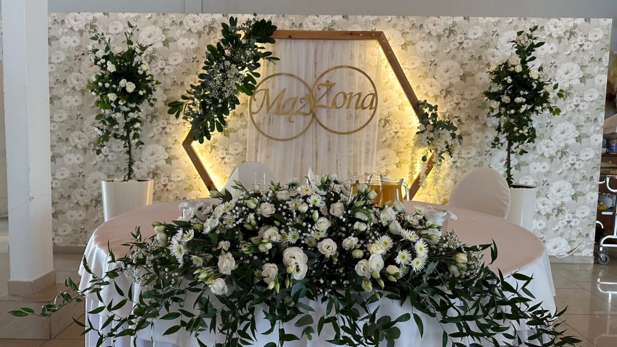 Sala Weselna OPAL Grzybowo, stół młodych w bieli