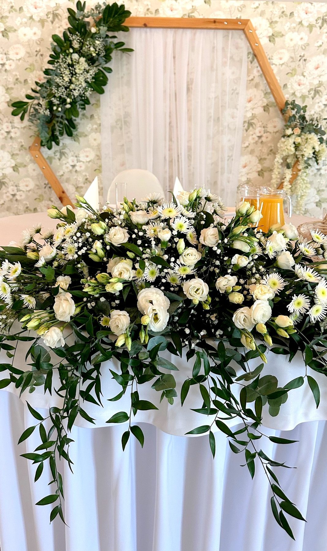 Sala Weselna OPAL Grzybowo, kwiaty na stole młodych