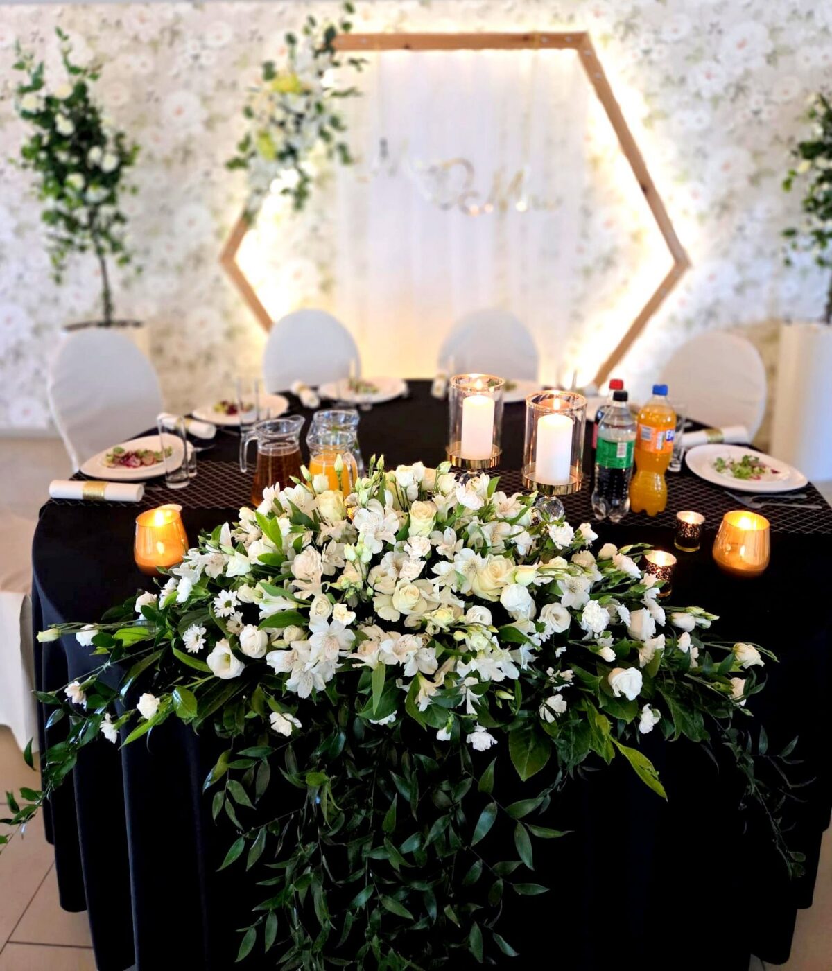 Sala Weselna OPAL Grzybowo, stol okragly kwiaty