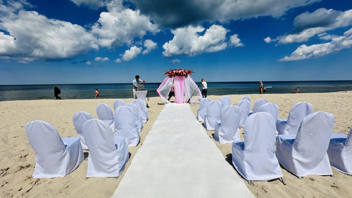 Ślub na plaży w Grzybowie, biała aleja do altany
