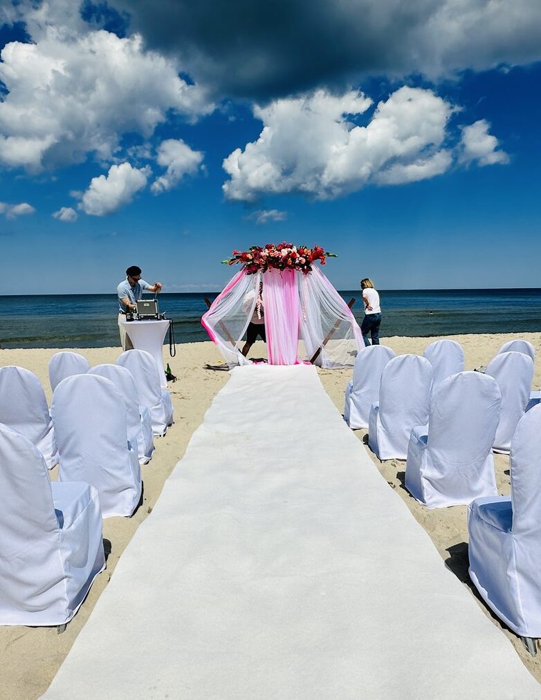 Ślub na plaży w Kołobrzegu i Grzybowie: formalności, zgody i plan B