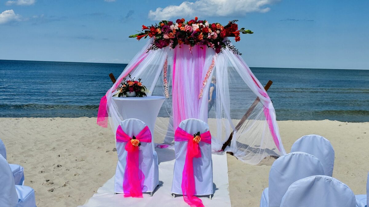 Ślub na plaży w Grzybowie, altana i krzesła