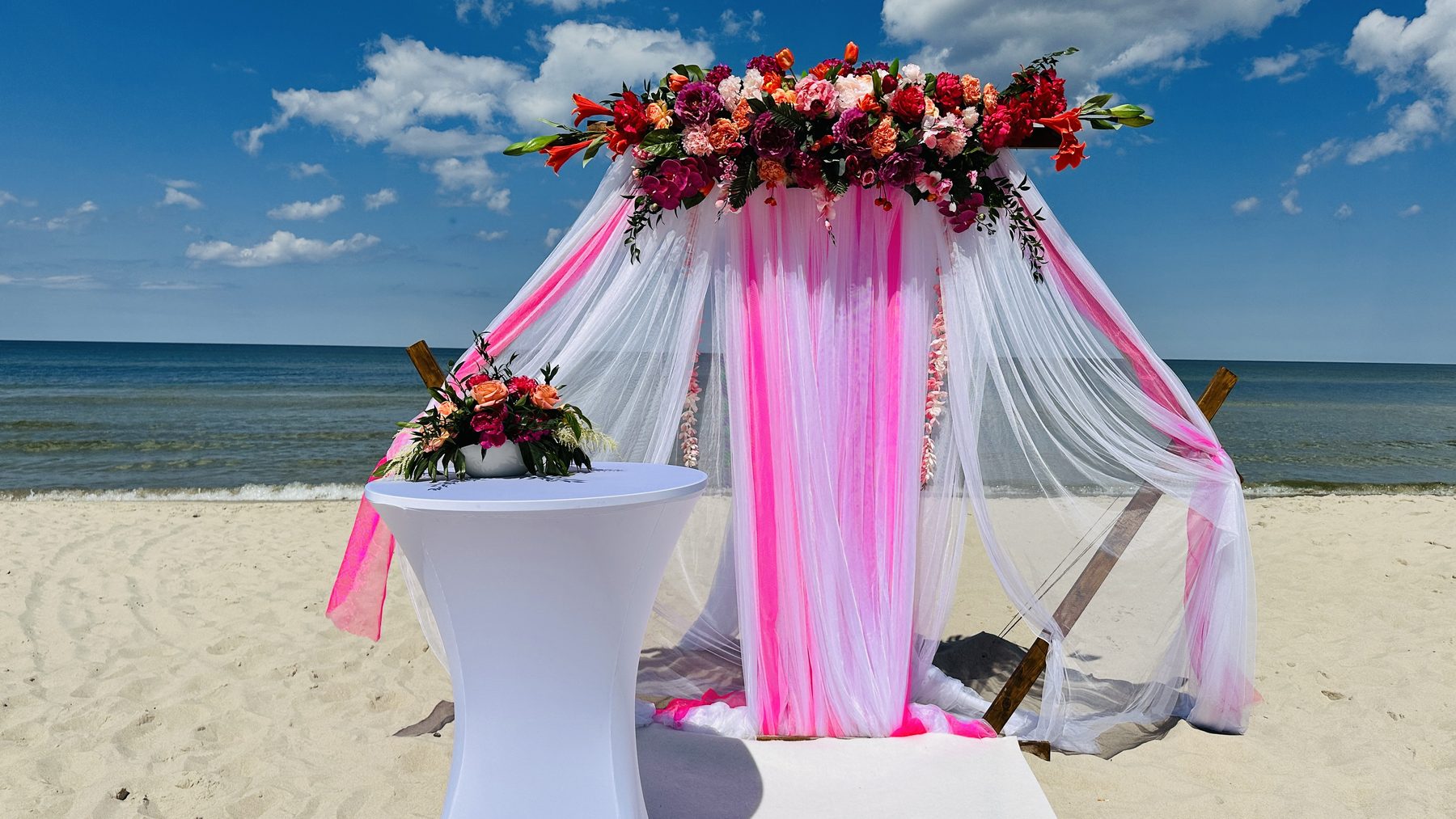 Ślub na plaży w Grzybowie, altana na tle morza