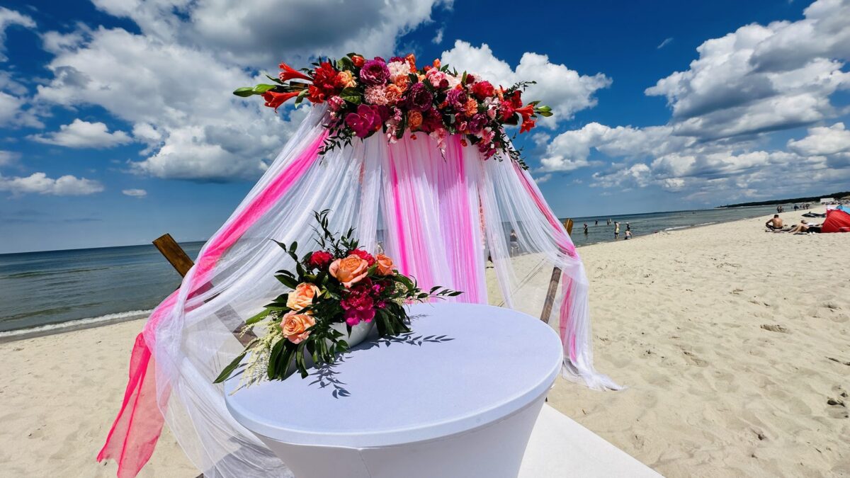 Ślub na plaży w Grzybowie, altana ślubna i stolik