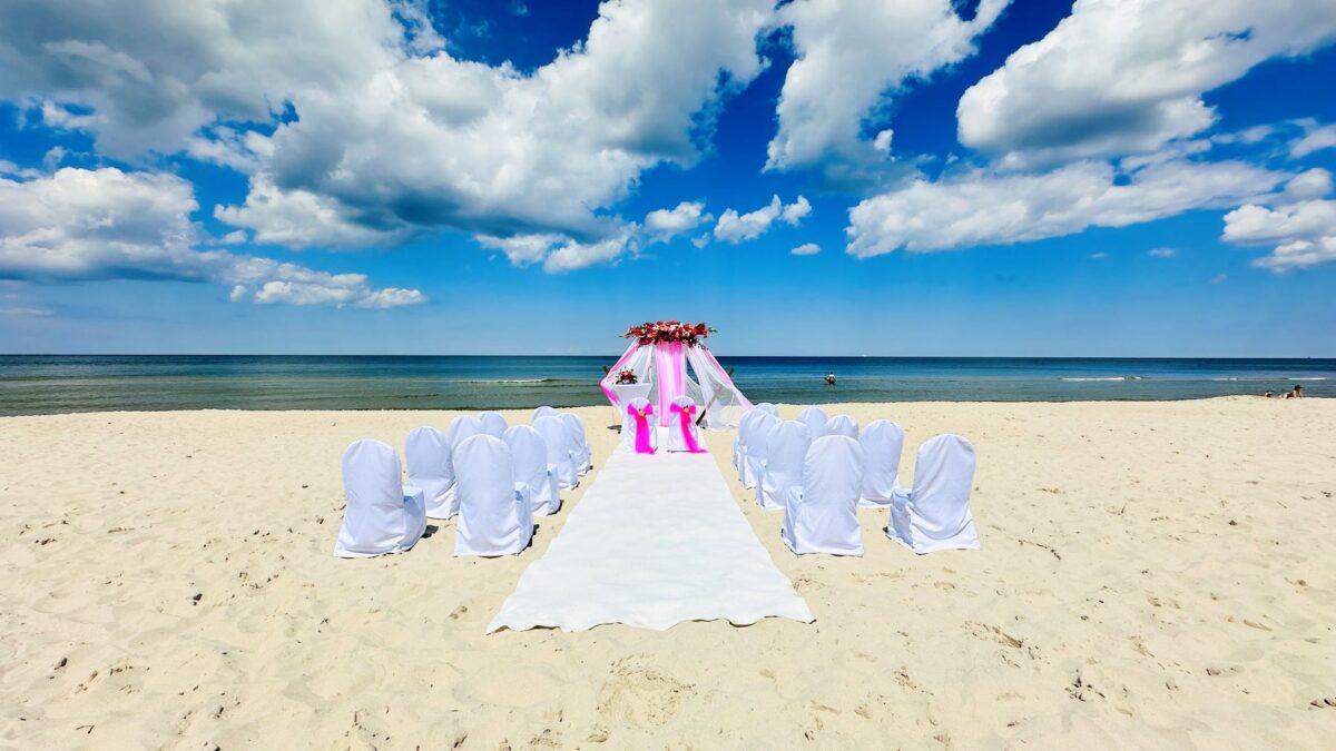 Ślub na plaży w Grzybowie, panorama Bałtyku i altana