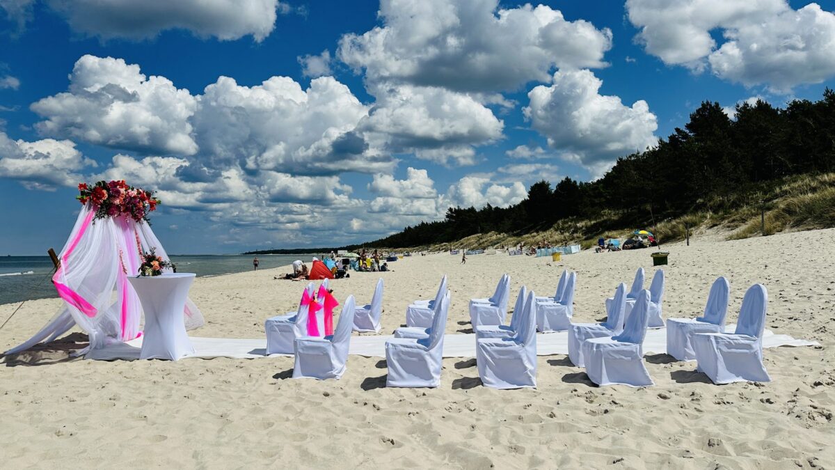 Ślub na plaży w Grzybowie, ceremonia przy wydmach
