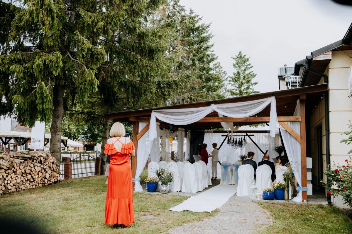 Ślub w ogrodzie Sali OPAL, altana w ogrodzie przygotowana do ceremonii (fot. MPL Studio)
