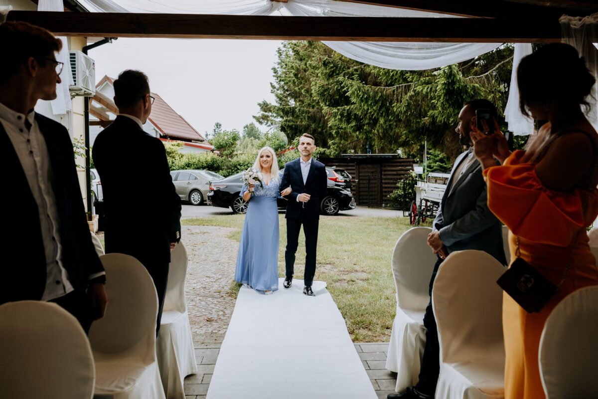 Ślub w ogrodzie Sali OPAL, ceremonia pod altaną (fot. MPL Studio)