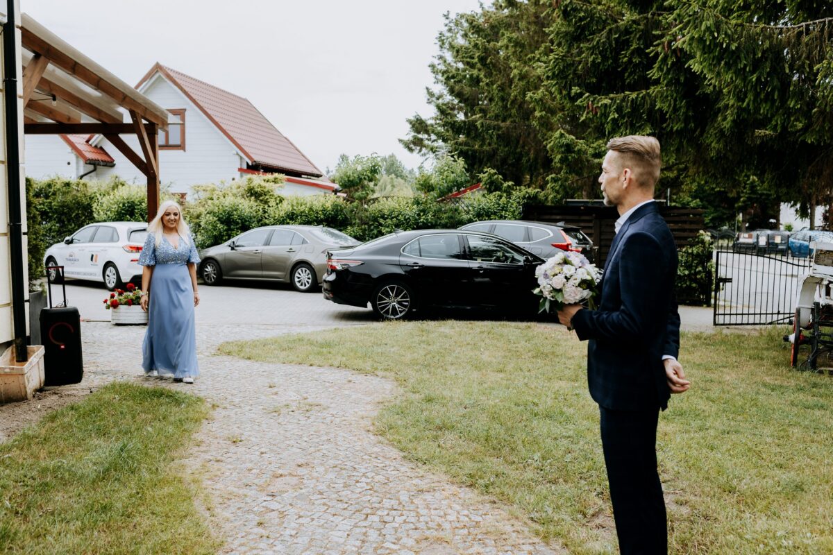 Ślub w ogrodzie Sali OPAL, Para Młoda w ogrodzie przed ceremonią (fot. MPL Studio)