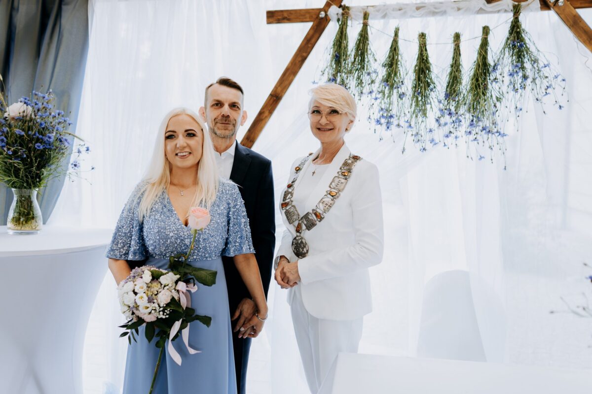 Ślub w ogrodzie Sali OPAL, przysięga pod łukiem (fot. MPL Studio)